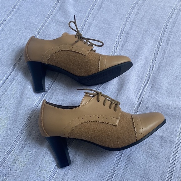 Boston Design Studio tan Oxford heels. - Picture 4 of 10